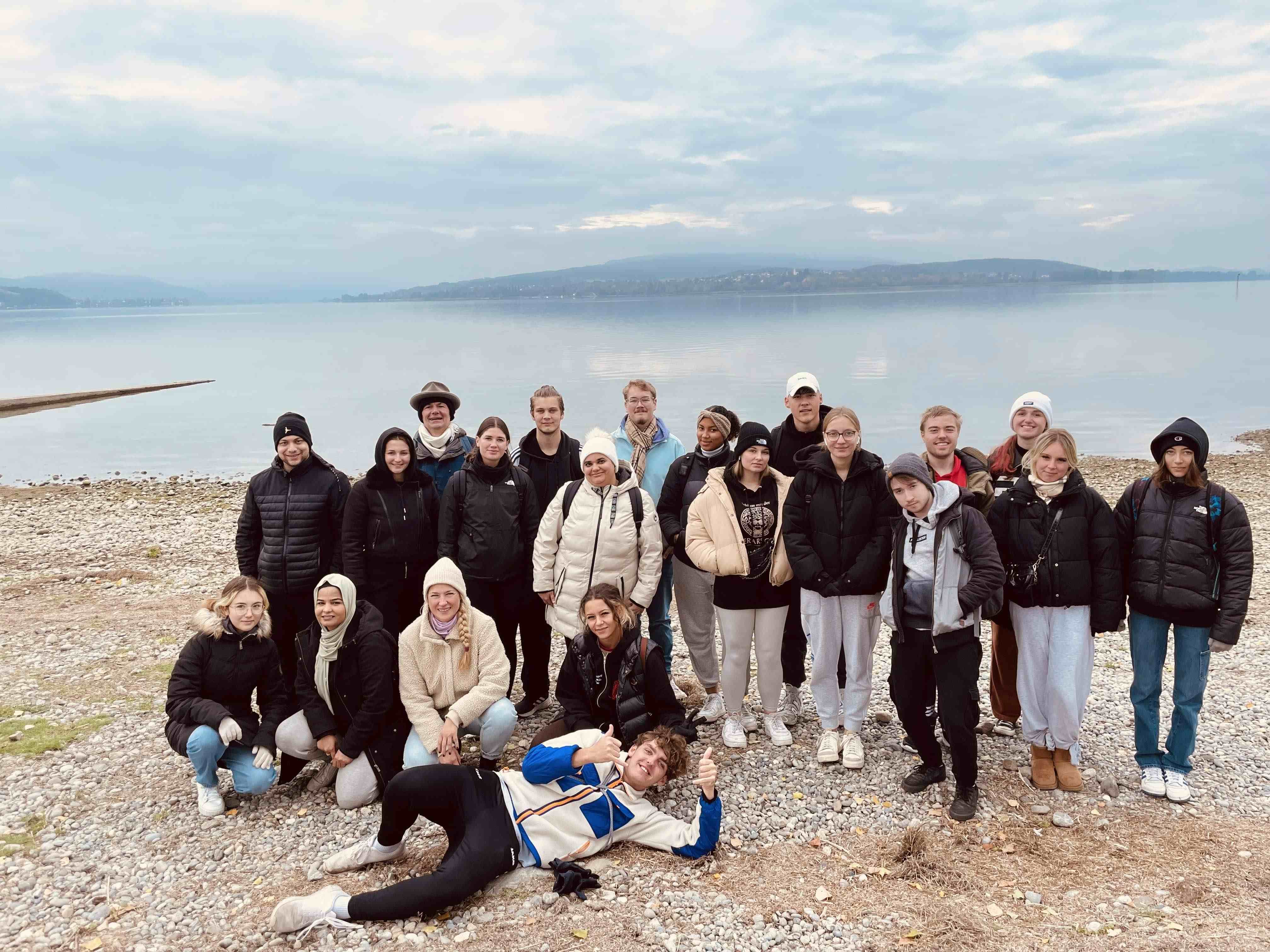 Gruppenfoto am See